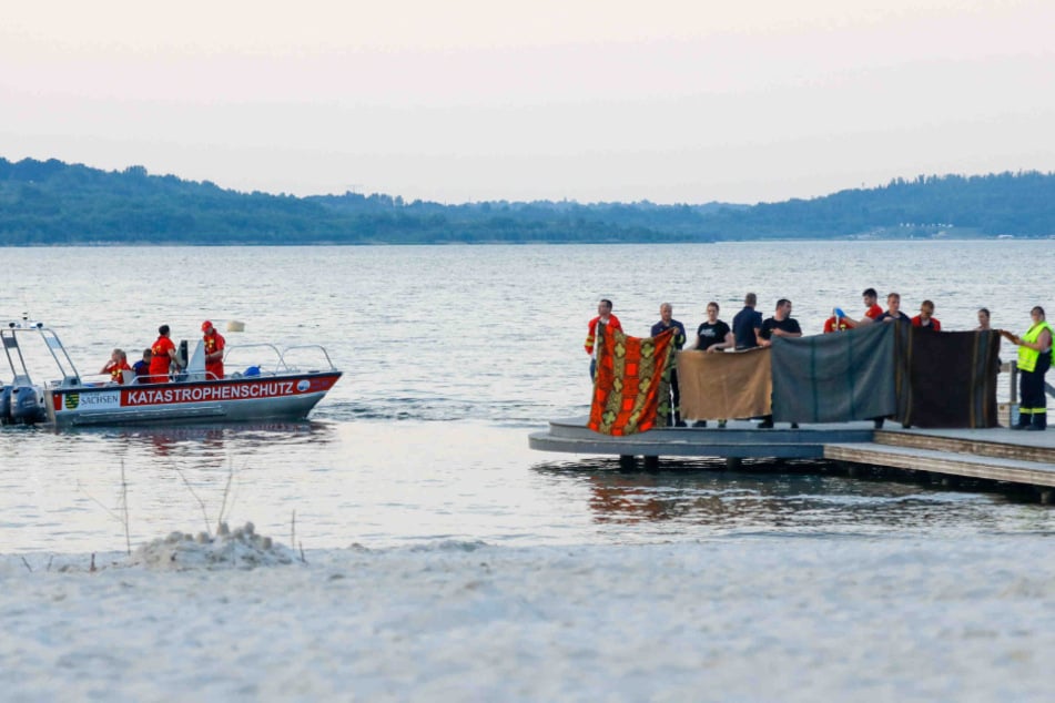 Taucher bargen den Schwimmer, die Wiederbelebungsversuche vor Ort blieben aber erfolglos.