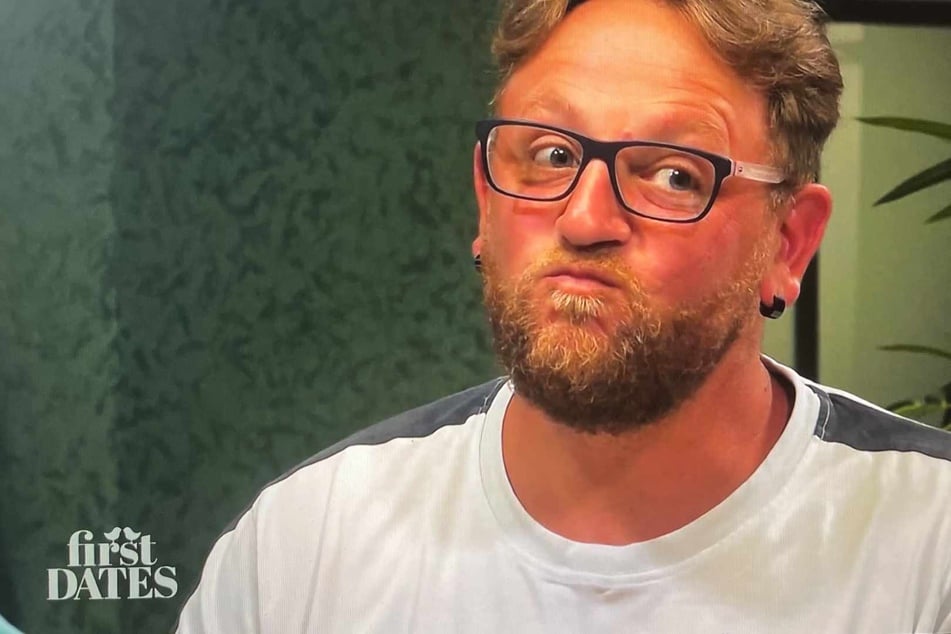Bei einigen Kommentaren seiner Date-Partnerin bleibt Sascha (41) nur ein skeptischer Blick.