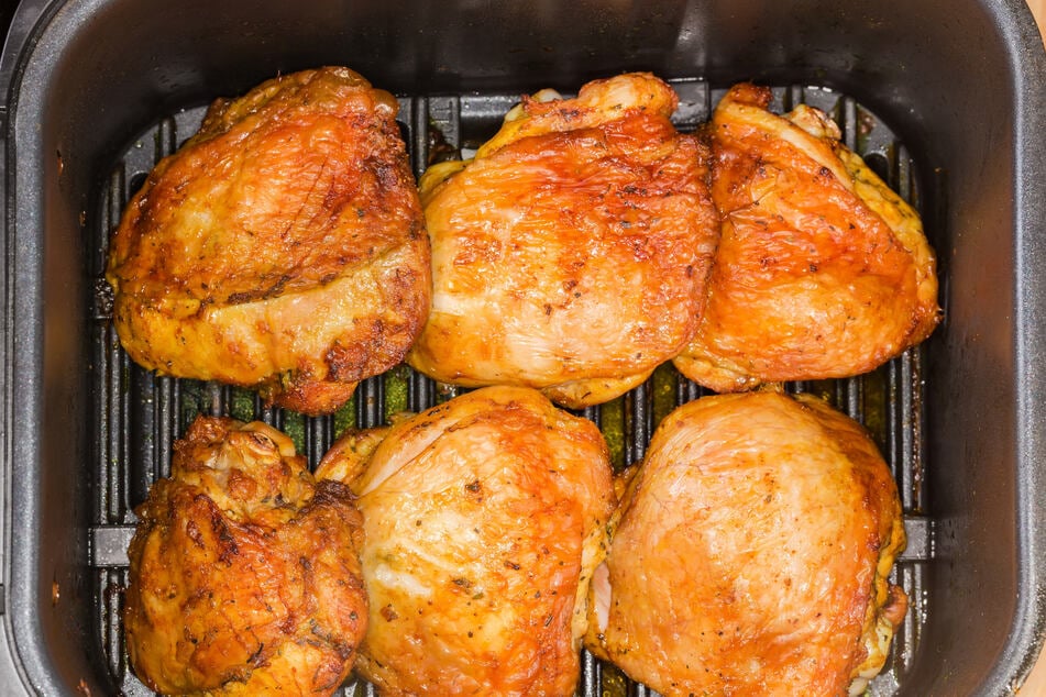 In der Heißluftfritteuse werden die Hähnchenschenkel richtig knusprig.