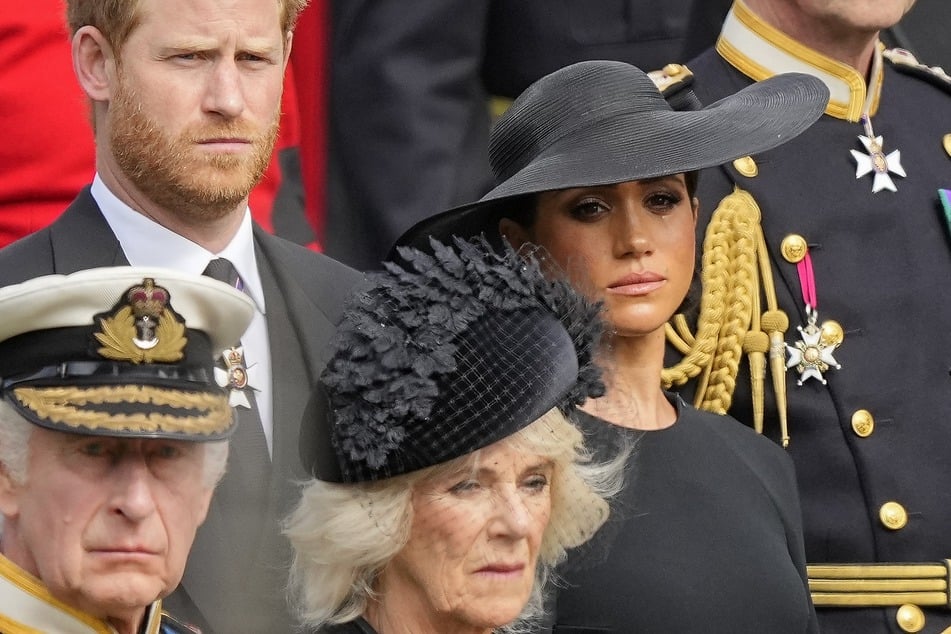 Ein Experte ist sich sicher: Harry (40) und Meghan (43) wollen sich aus rein finanziellen Gründen mit Charles (76, unten l.) versöhnen.