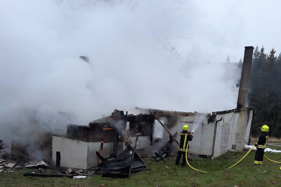Hütte der Bergwacht brennt nieder: Polizei geht von Brandstiftung aus!