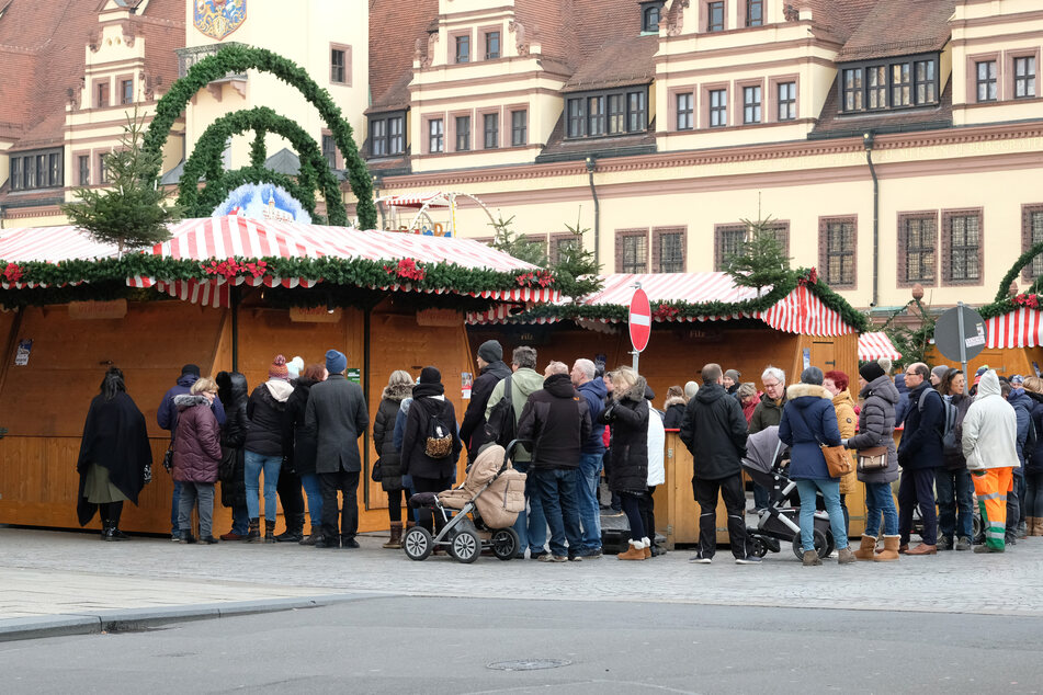 Lange Schlange am Glühweinstand: Bilder wie dieses wird es 2020 wohl nicht auf dem Leipziger Weihnachtsmarkt zu sehen geben. Die Stadtverwaltung hat nun entschieden, dass der Markt ohne Gastronomie stattfinden soll.