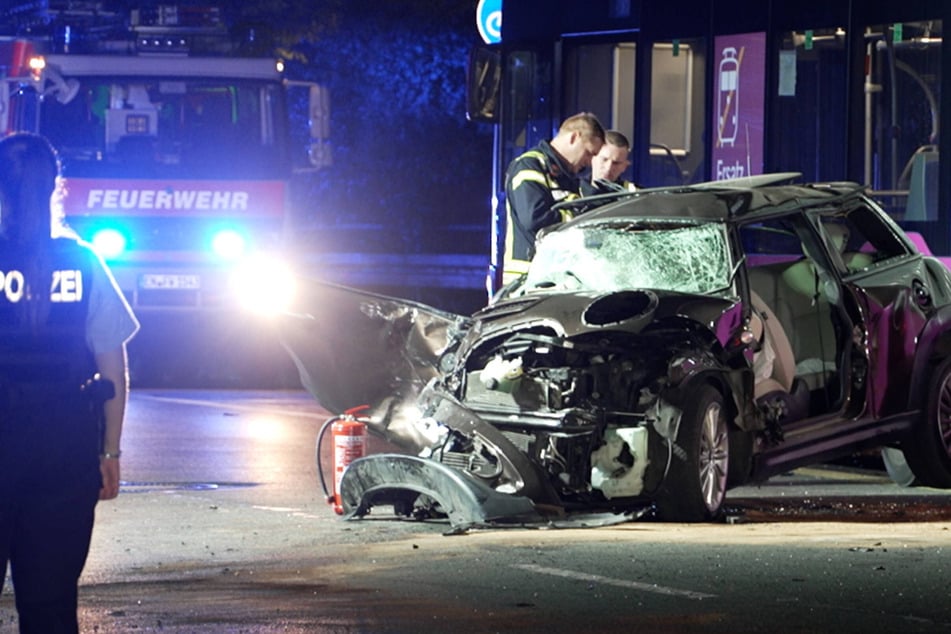 Horror-Crash mit lebensgefährlich verletztem Teenager: Mini schleudert in Bus, Verursacher flüchten zu Fuß