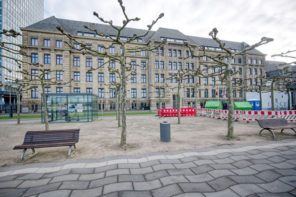 Die nordrhein-westfälische Staatskanzlei steht in Düsseldorf in unmittelbarer Nähe zum Rheinufer.