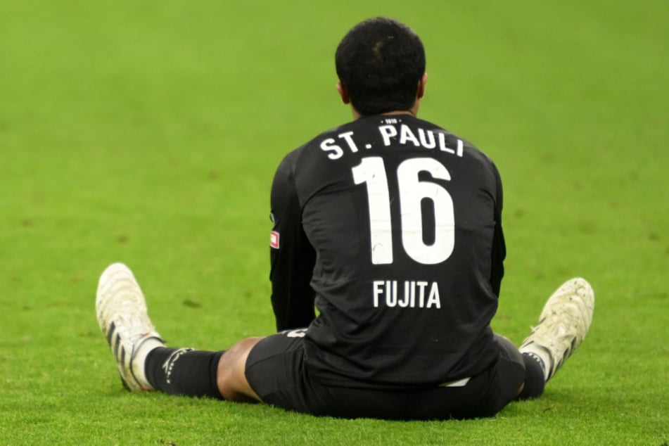 Sinnbild der aktuellen Situation des FC St. Pauli: Kiezkicker Joel Chima Fujita (23) saß nach der bitteren Pleite in München noch minutenlang auf dem Rasen.