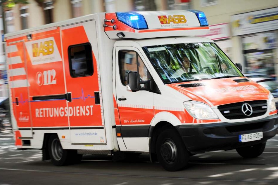 Mit einem Rettungswagen wurde das verletzte Mädchen ins Krankenhaus gefahren. (Symbolbild)