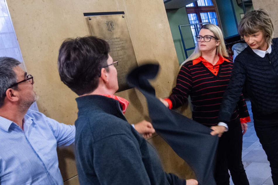 Ralf Hron (52, DGB), Jacqueline Drechsler (43, SPD), Susanne Schaper (42, Linke) und OB Barbara Ludwig (57, SPD, v.l.) enthüllen die Gedenktafel.