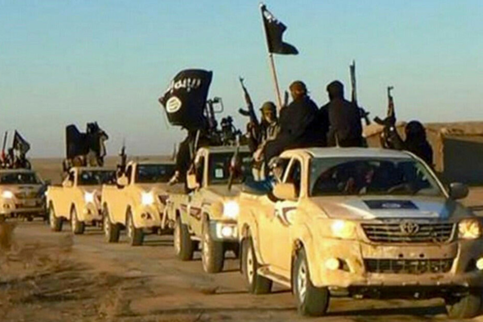 Ein Fahrzeugkonvoi mit Mitgliedern des IS auf dem Weg in den Irak. (Archivbild, 2017)