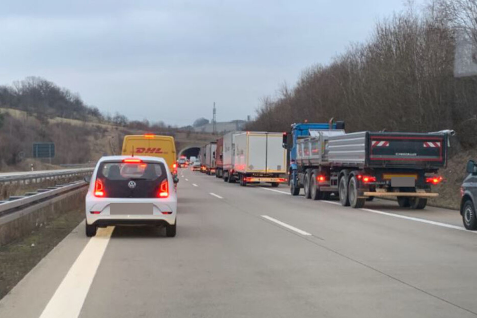 Aufgrund der Voll- bzw späteren Teilweisesperrung der Autobahn kam es zu Stau auf der A17.