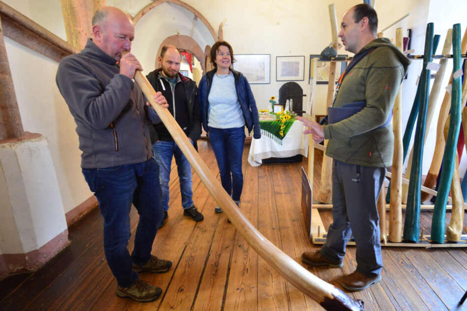 Selber mal blasen: Auf dem "Campana" auf der Rochsburg können Besucher Instrumente wie das Didgeridoo ausprobieren.