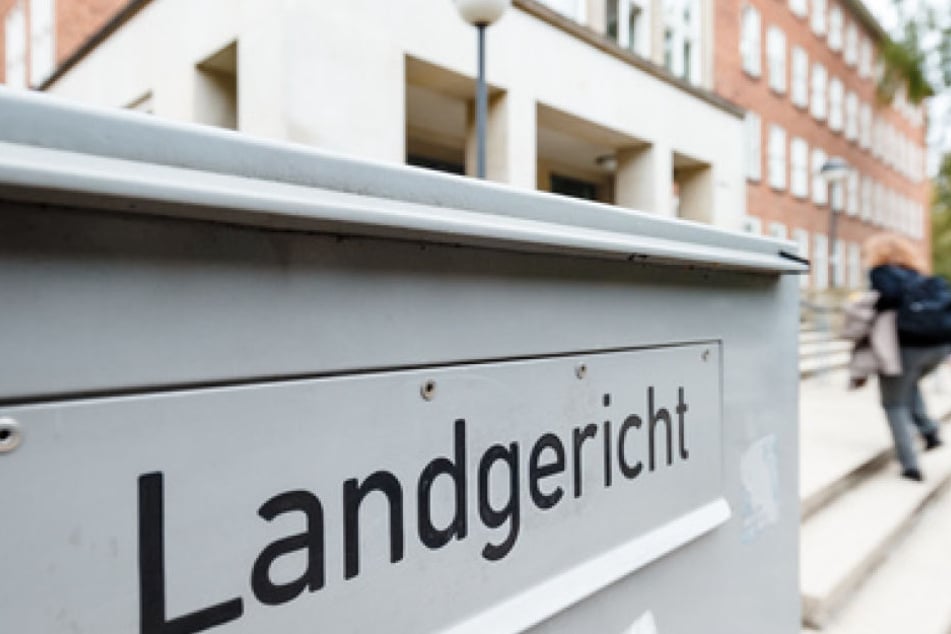 Am Landgericht in Kiel wurde der Prozess um einen Porsche-Fahrer fortgesetzt, der bei voller Fahrt mit einer Schusswaffe auf der A215 auf ein anderes Auto gefeuert hat.
