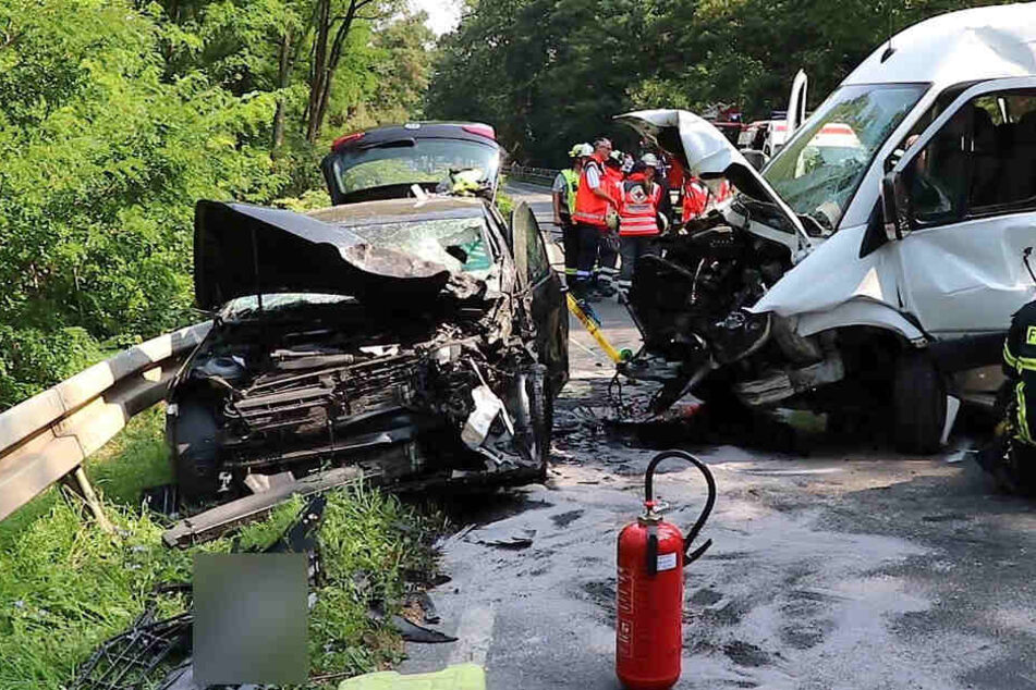 Der VW-Fahrer war nach dem Unfall in seinem Auto eingeklemmt und musste von der Feuerwehr schwer verletzt befreit werden.