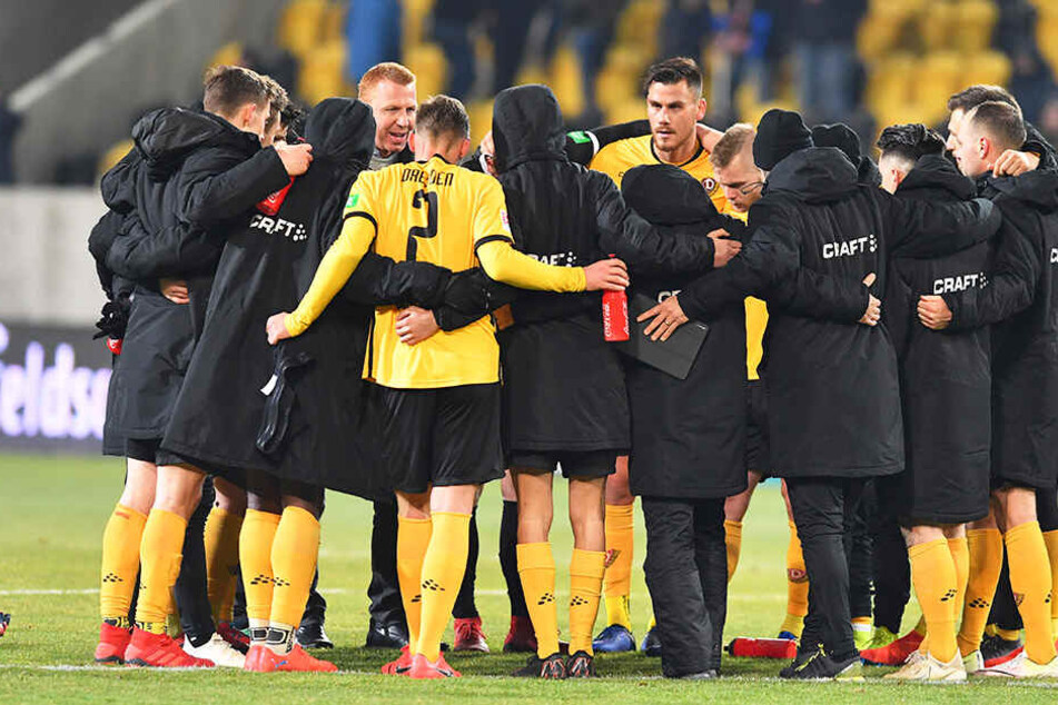 Dynamo-Trainer Maik Walpurgis schwört seine Truppe ein. Heute könnte es schon um den Job des 45-Jährigen gehen.