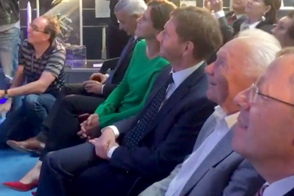 Sigmund Jähn (81, 2.v.r.) und Michael Kretschmer (43, CDU) warten auf die Live-Schaltung zur ISS.