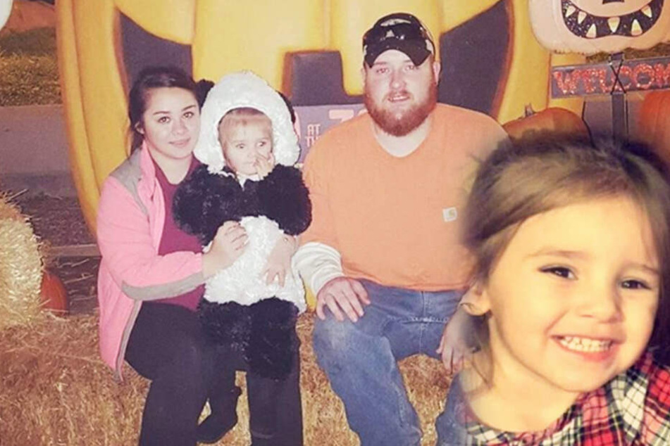 Die Familie mit Layla in den Armen. Jetzt kämpft die kleine nach einer Virusgrippe ums Überleben.
