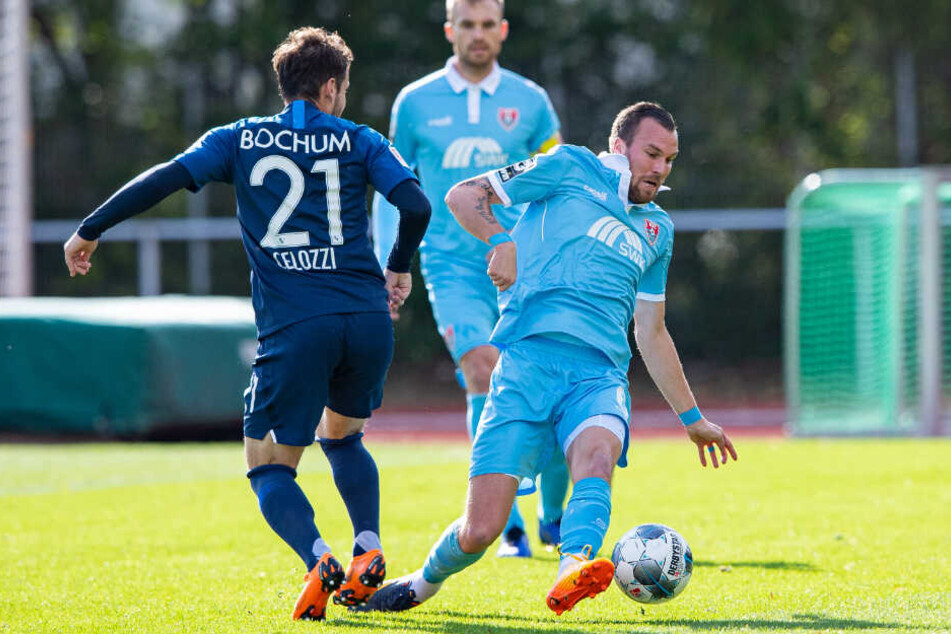 Uerdingens Kevin Großkreutz (r) und Bochums Stefano Celozzi kämpfen um den Ball.