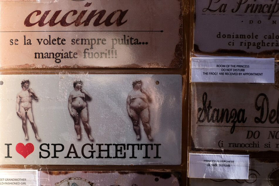 Spaghetti formten diesen schönen Körper ... Gar nicht das schlechteste Blechschild über dem Kühlschrank.