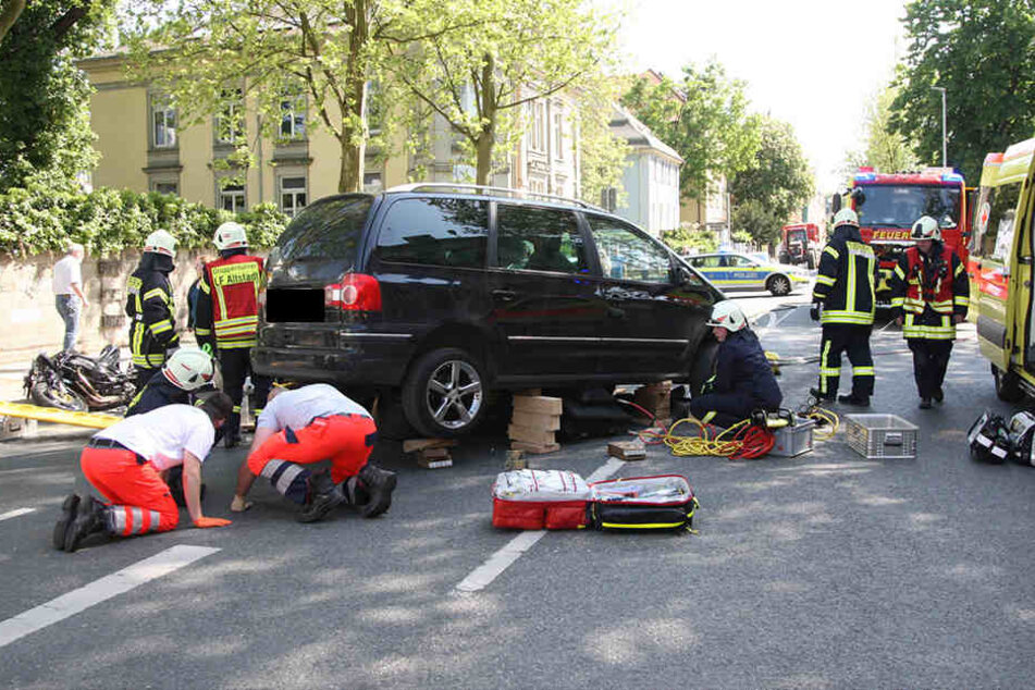 Wettlauf gegen die Zeit: Zahlreiche Helfer kämpften um die rechtzeige Befreiung des Mannes und bockten dafür den VW kompliziert auf.
