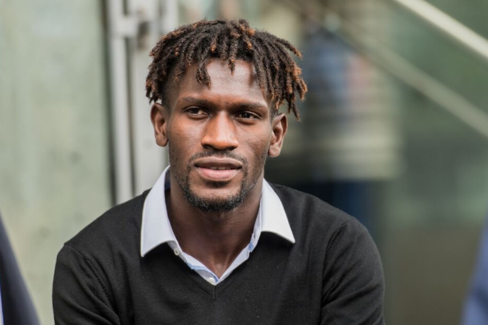 Bakery Jatta sitzt bei seiner Anhörung auf dem DFB-Gelände.
