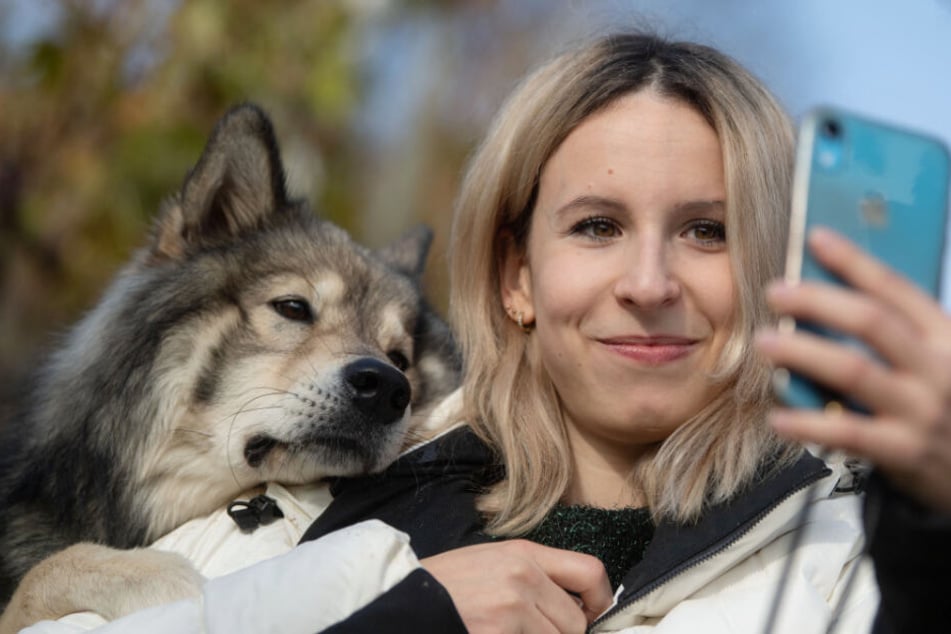 Nicole Lenhardt macht ein Selfie mit ihrem Hund.