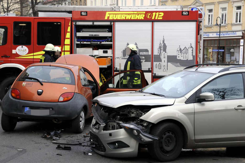 Sowohl der Kombi als auch der Kleinwagen wurden bei dem Crash schwer beschädigt.