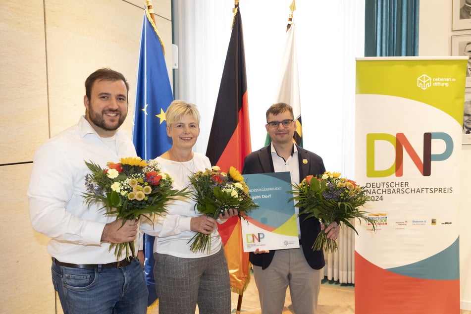 So sehen Sieger aus: Tobias Wieland (31), Silvana (56) und Florian Kern (29, v.l.) vom Förderverein Heimatherzen bei der Preisverleihung gestern in Dresden.