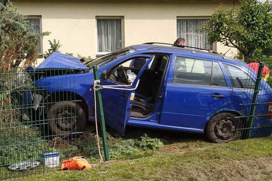 Das Auto blieb an einem Baum stehen.
