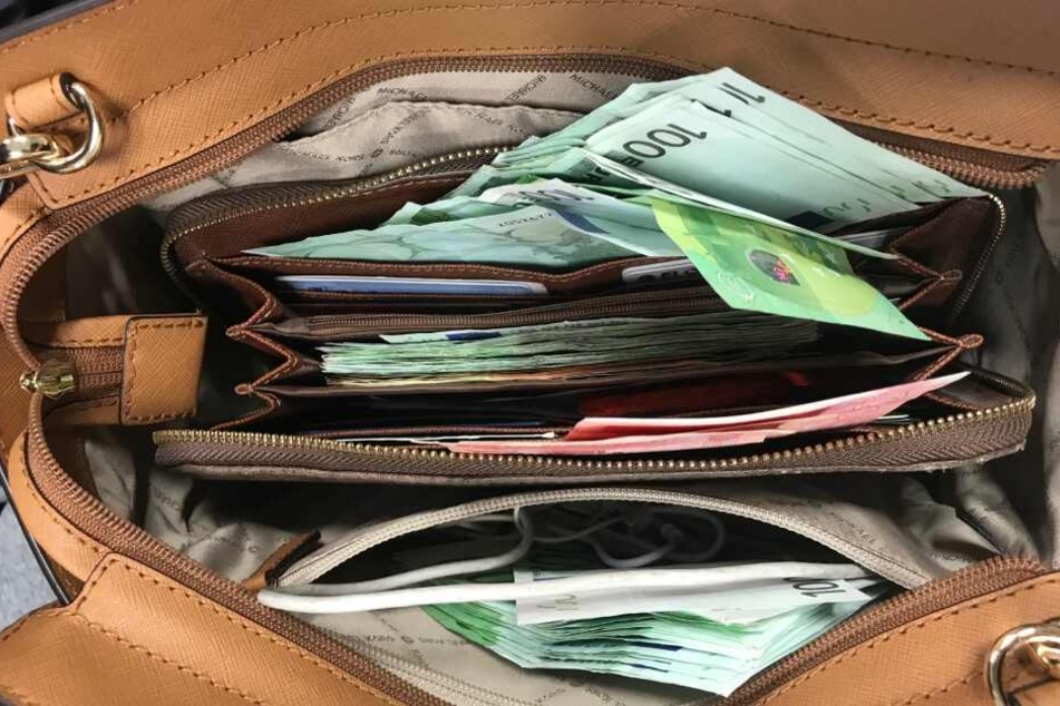 Und auch im Gepäck einiger Reisender fanden die Zöllner weitaus mehr Bargeld, als erlaubt.