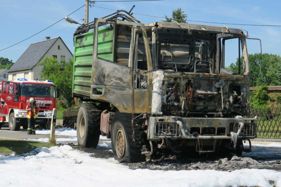 Das Führerhaus des Iveco-Lasters brannte komplett aus.