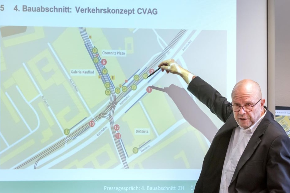 Schwere Kost: CVAG-Sprecher Stefan Tschök (60) erläutert die Fahrplanänderungen.