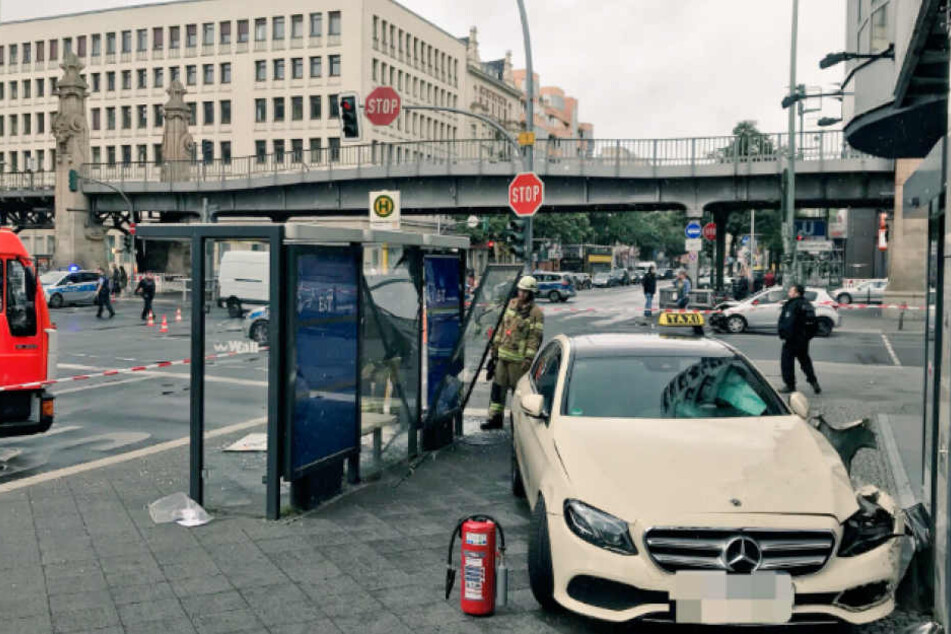 Deutlich zu erkennen: Die zerstörte Bushaltestelle und das gegen die Hauswand geprallte Taxi.