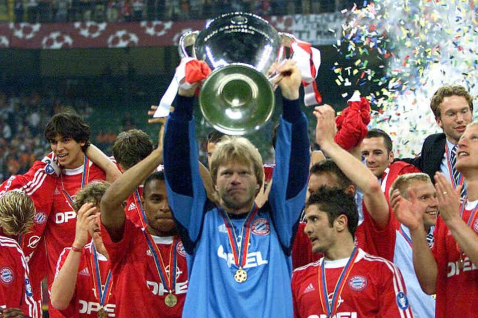 Mailand 2001: Torwart Oliver Kahn (m.) jubelt mit seinen Teamkollegen nach dem Sieg im Champions League Finale gegen FC Valencia.