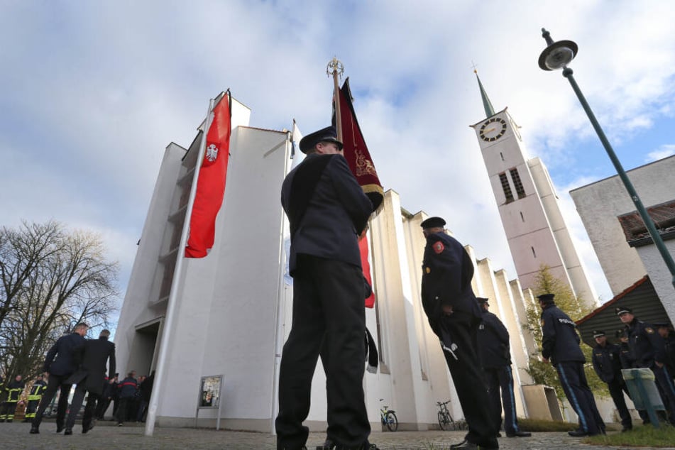 Die Trauerfeier für einen getöteten Feuerwehrmann fand in der Pfarrkirche St. Ägidius in Neusäß statt.