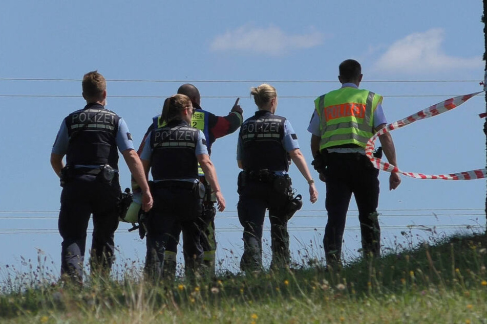 Einsatzkräfte an der Absturzstelle.