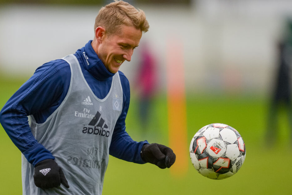 Lewis Holtby dribbelt beim ersten Training des HSV:Jetzt ist er Christian Titz zum Regionalligisten Rot-Weiss Essen gefolgt.