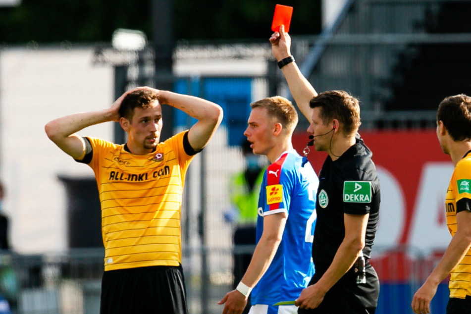 Runter mit dir! Schiri Patrick Ittrich zeigte Jannik Müller die Gelb-Rote Karte.
