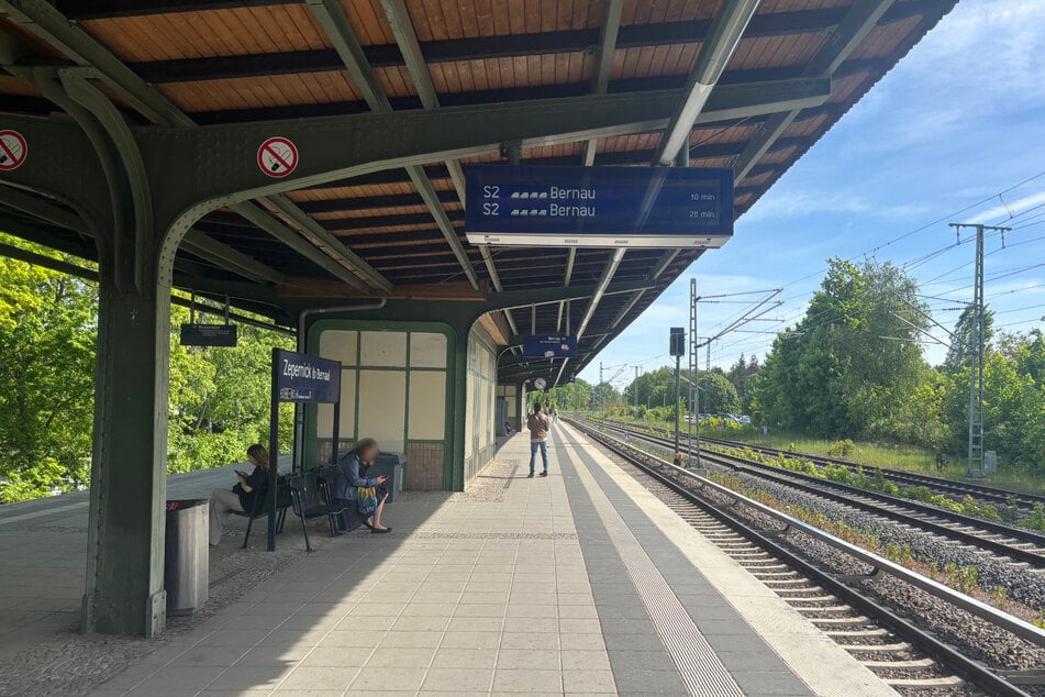 Wie schwer die Angreifer den 18-Jährigen am Zepernicker Bahnhof verletzten, ist nicht bekannt.