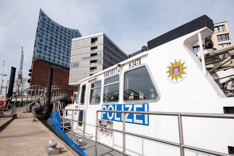 Ein Boot der Hamburger Wasserschutzpolizei liegt am Hafen vor der Elbphilharmonie.