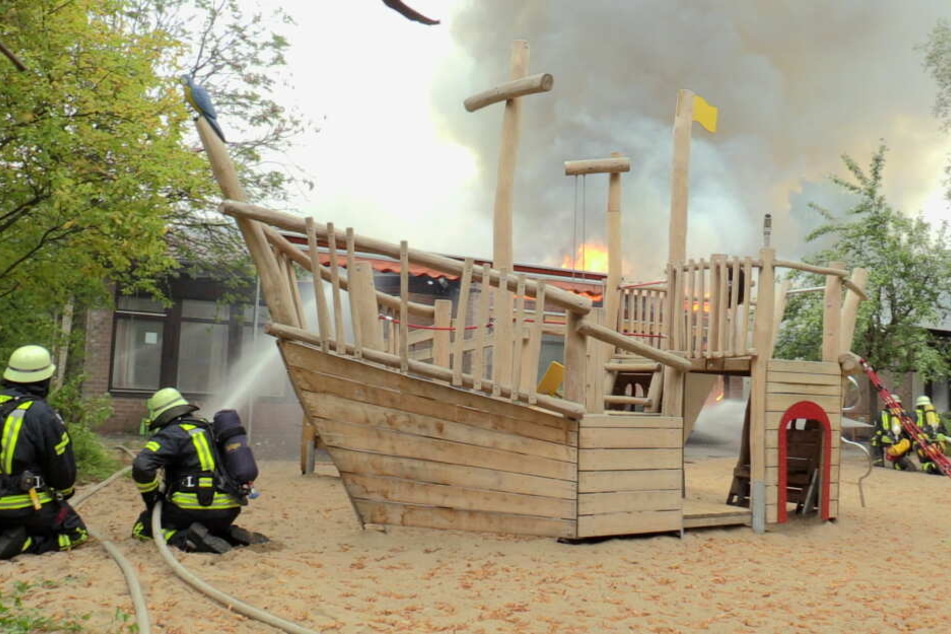 Kameraden der Feuerwehr mussten sich später aus dem Gebäude zurückziehen und von außen weiterlöschen.