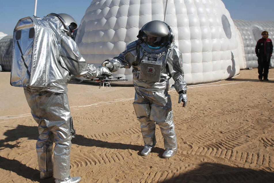 Derzeit wird für die Ernährung auf Weltraumflügen geforscht, ob man aus Ausscheidungen Essbares machen kann.