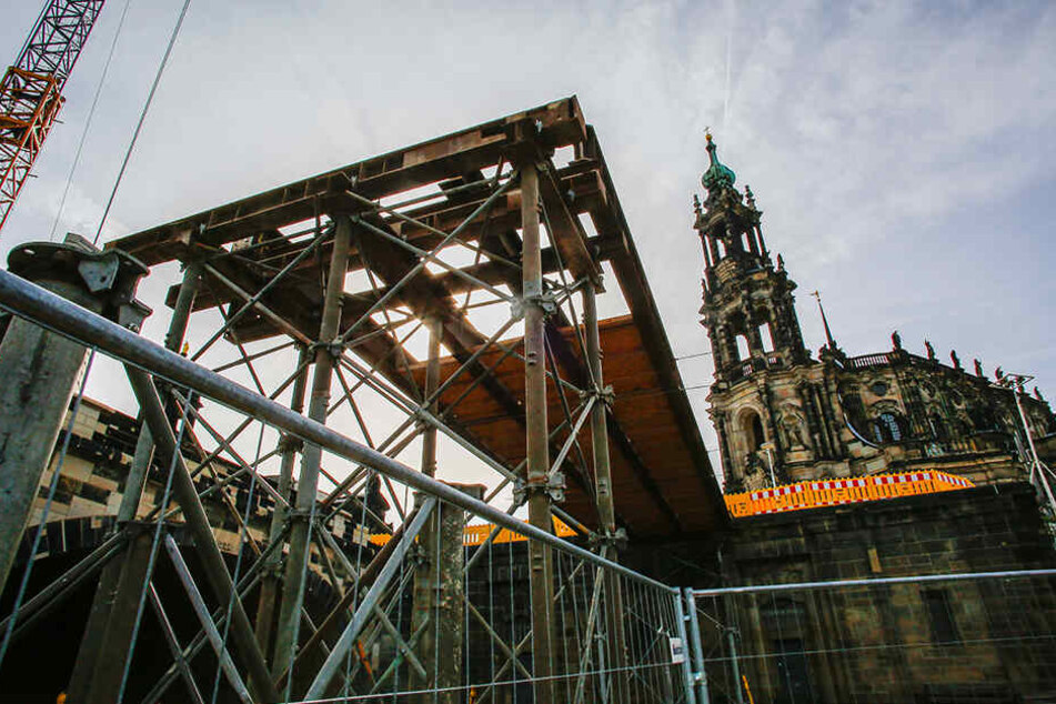 Die hölzerne "kleine Augustusbrücke" wird abgerissen.