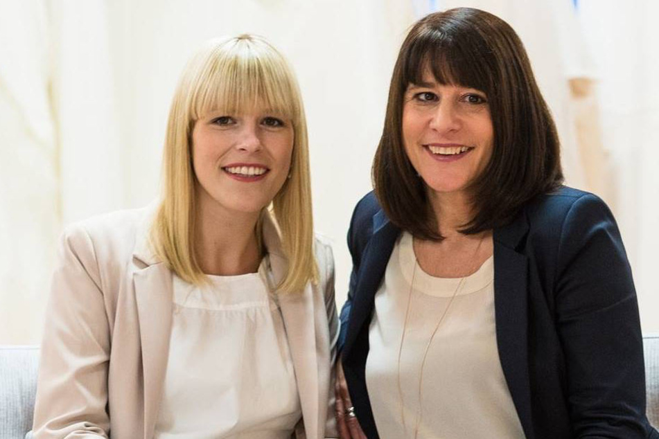 Sinah Dumpe (r.) und Svenja Exner erfüllen den Traum in Weiß.