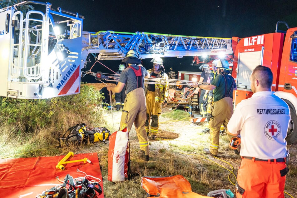 Ein junger Mann war in eine Felsspalte gefallen, die Retter vor Ort im Großeinsatz.