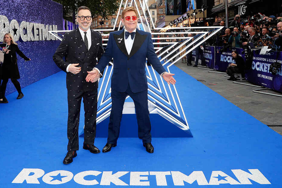 Elton John (re) und sein Ehemann, der kanadische Regisseur David Furnish, kommen am 20. Mai 2019 zur Premiere des britischen Films "Rocketman» im Odeon Luxe Kino in London.