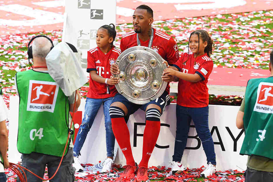 Die sechste Deutsche Meisterschaft: Jérôme Boateng feiert sie mit seinen Zwillingstöchtern Lamia und Soley. 