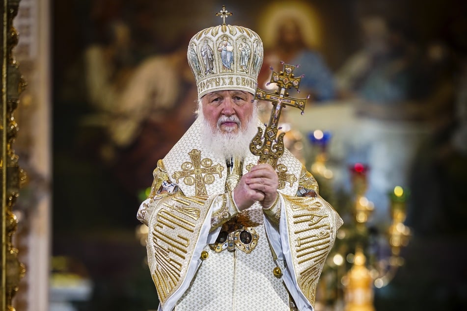 Der 77-Jährige Patriarch Kirill gilt als enger Vertrauter von Kremlchef Wladimir Putin (71) und Unterstützer von dessen Angriffskrieg gegen die Ukraine.