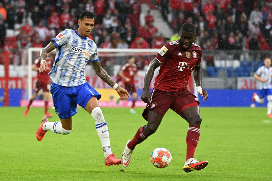 Neuzugang Dayot Upamecano (22, r.) hatte sich bei der Partie gegen Hertha BSC am Wochenende verletzt.