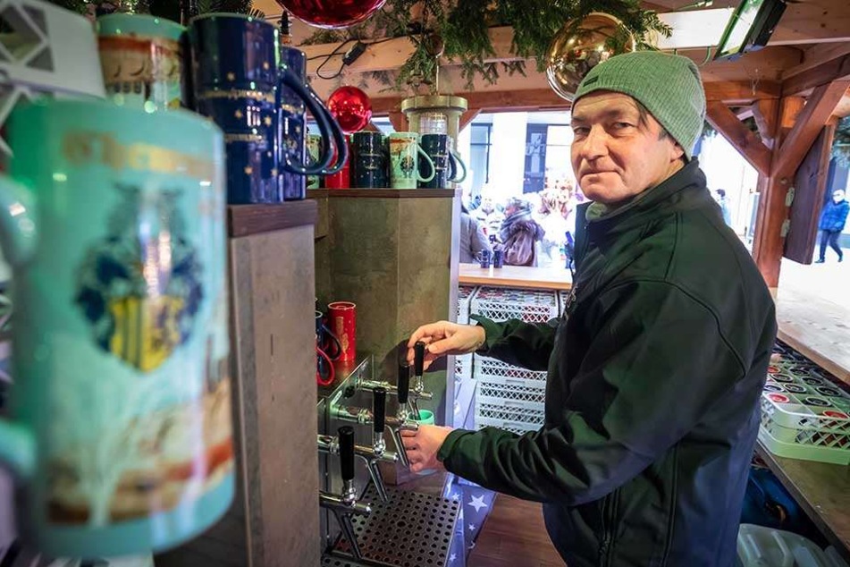 Glühwein geht immer - aber eben auch nicht so oft wie 2017. Händler Mike Fischer (52) schenkt für das Chemnitzer Turm-Brauhaus aus.