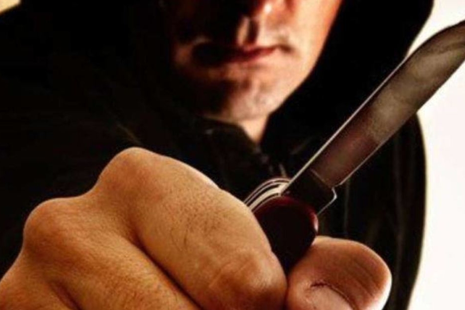 Die beiden Männer bedrohten das Mädchen mit einem Messer und berührten sie unsittlich. (Symbolbild)