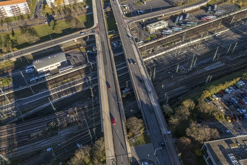 Ab Montag ist die Brücke Budapester Straße in Richtung Zentrum nur einspurig befahrbar. (Archivbild)